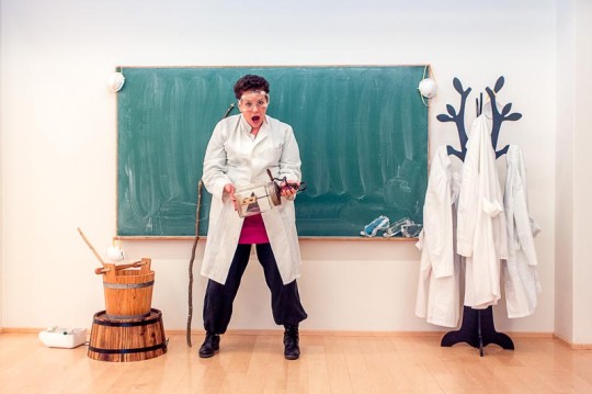 Fagna Gestsdóttir á jólasveinarannsóknarstofunni. Þar gefst gestum kostur á að sannreyna virkni þeirra hluta sem tengjast jólunum.