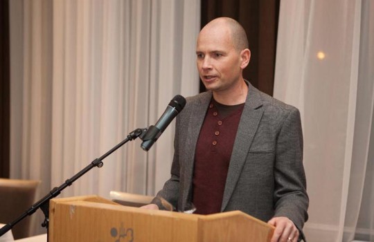 Pétur henti skrifuðu ræðunni þegar hann fékk fræðslu- og vísindaviðurkenningu Siðmenntar. Í viðtali við blaðið lýsir hann hve kærkomið var að fá klapp á bakið, því lítið sé um slíkt innan Rúv.