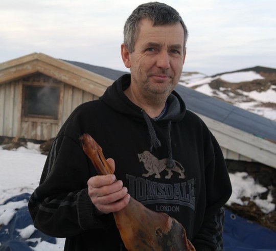 Ilmurinn stígur upp úr reykhúsinu á Skútustöðum að baki Gylfa Yngvasonar sem heldur á nýreyktu hangikjötslæri á myndinni. Fyrstu lærin eru tilbúin og er ekki að efa að sumir fá vatn í munninn við tilhugsunina um það sem fram undan er.