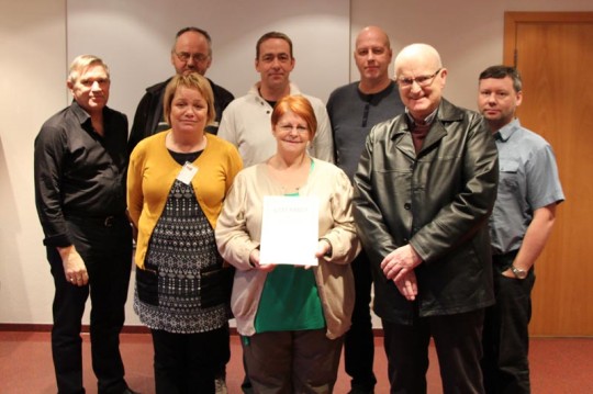 Forsvarsmenn nokkurra stéttarfélaga sem veittu styrkinn og félaganna fjögurra sem hann fengu.